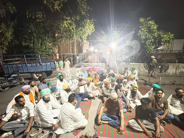 ਮ੍ਰਿਤਕ ਕਿਸਾਨ ਦੇ ਪਰਿਵਾਰ ਨੇ ਇਨਸਾਫ਼ ਲੈਣ ਲਈ ਕਿਸਾਨ ਜਥੇਬੰਦੀਆਂ ਦੀ ਅਗਵਾਈ ਵਿਚ ਐੱਸ.ਐੱਸ.ਪੀ. ਦਫਤਰ ਬਾਹਰ ਧਰਨਾ 