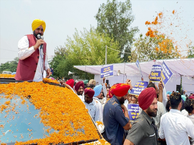 ‘ਸ਼ੁਕਰਾਨਾ ਯਾਤਰਾ’ ਦੌਰਾਨ ਪਿੰਡ ਫੱਗੂਵਾਲਾ ਪਹੁੰਚੇ ਮੁੱਖ ਮੰਤਰੀ ਦਾ ਫੁੱਲਾਂ ਦੀ ਵਰਖਾ ਨਾਲ ਸਵਾਗਤ
