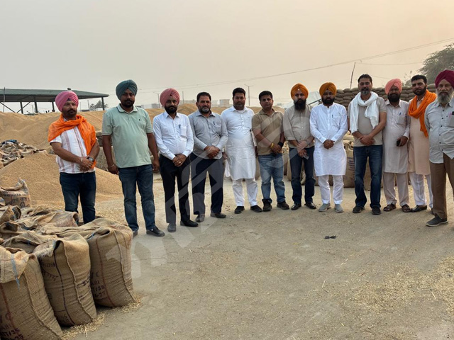 ਲਿਫਟਿੰਗ ਸੰਬੰਧੀ ਆ ਰਹੀ ਮੁਸ਼ਕਿਲ ਤੋਂ ਬਾਅਦ ਆੜ੍ਹਤੀਆ ਐਸੋਸੀਏਸ਼ਨ ਦੇ ਪ੍ਰਧਾਨ ਵਲੋਂ ਦਾਣਾ ਮੰਡੀ ਅਟਾਰੀ ਦਾ ਦੌਰਾ