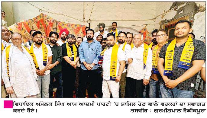  ਅਕਾਲੀ ਦਲ ਨੂੰ  ਝਟਕਾ-ਸਾਬਕਾ ਸਰਕਲ ਪ੍ਰਧਾਨ 'ਆਪ' 'ਚ ਸ਼ਾਮਿਲ  