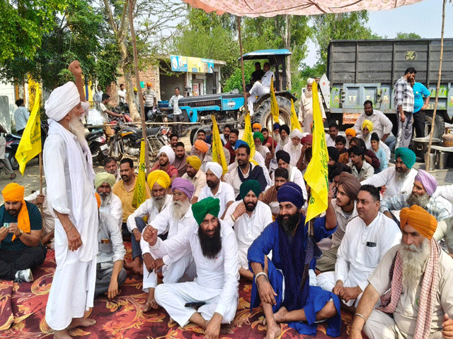 ਪੁਲਿਸ ਥਾਣਿਆਂ 'ਚੋਂ ਨਜ਼ਾਇਜ਼ ਮੁਕੱਦਮੇ ਦਰਜ ਕਰਨ ਦੇ ਵਿਰੋਧ 'ਚ ਕਿਸਾਨਾਂ ਨੇ ਘੇਰਿਆ ਡੀ.ਐਸ.ਪੀ. ਦਫ਼ਤਰ