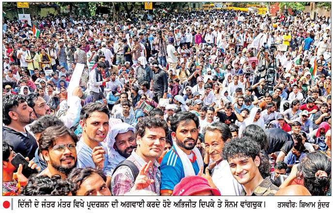  ਕਾਕਰੋਚ ਜਨਤਾ ਪਾਰਟੀ ਵਲੋਂ ਜੰਤਰ-ਮੰਤਰ ਵਿਖੇ ਜ਼ੋਰਦਾਰ ਪ੍ਰਦਰਸ਼ਨ
<br/> 