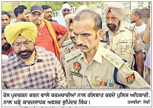  ਨਗਰ ਕੌਂਸਲ ਦੇ ਕਰਮਚਾਰੀ ਵਿਰੁੱਧ ਮਾਮਲਾ ਦਰਜ ਹੋਣ 'ਤੇ ਕਰਮਚਾਰੀਆਂ ਵਲੋਂ ਥਾਣੇ ਸਾਹਮਣੇ ਪ੍ਰਦਰਸ਼ਨ 