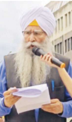 ਬ੍ਰਿਟੇਨ ਫਸਟ ਰੈਲੀ ਦੇ ਵਿਰੋਧ ‘ਚ ਕੀਤੇ ਮਜ਼ਾਹਰੇ ਦੌਰਾਨ ਸਾਬਕਾ ਕੌਂਸਲਰ ਗੁਰਦਿਆਲ ਸਿੰਘ ਅਟਵਾਲ ਨੇ ਸਿੱਖਾਂ ਸਿਧਾਂਤਾਂ ਦਾ ਦਿੱਤਾ ਹਵਾਲਾ