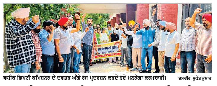  ਯੂਨੀਅਨ ਨੇ ਵਿਭਾਗ ਦੇ ਜਾਰੀ ਕੀਤੇ ਪੱਤਰ ਸਾੜ ਕੇ ਕੀਤਾ ਰੋਸ ਪ੍ਰਦਰਸ਼ਨ