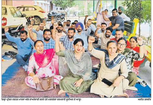 ਮਗਨਰੇਗਾ ਮੁਲਾਜ਼ਮਾਂ ਨੇ ਵਿਭਾਗ ਵਲੋਂ ਜਾਰੀ ਪੱਤਰਾਂ ਦੀਆਂ ਕਾਪੀਆਂ ਸਾੜ ਕੇ ਪ੍ਰਦਰਸ਼ਨ ਕੀਤਾ