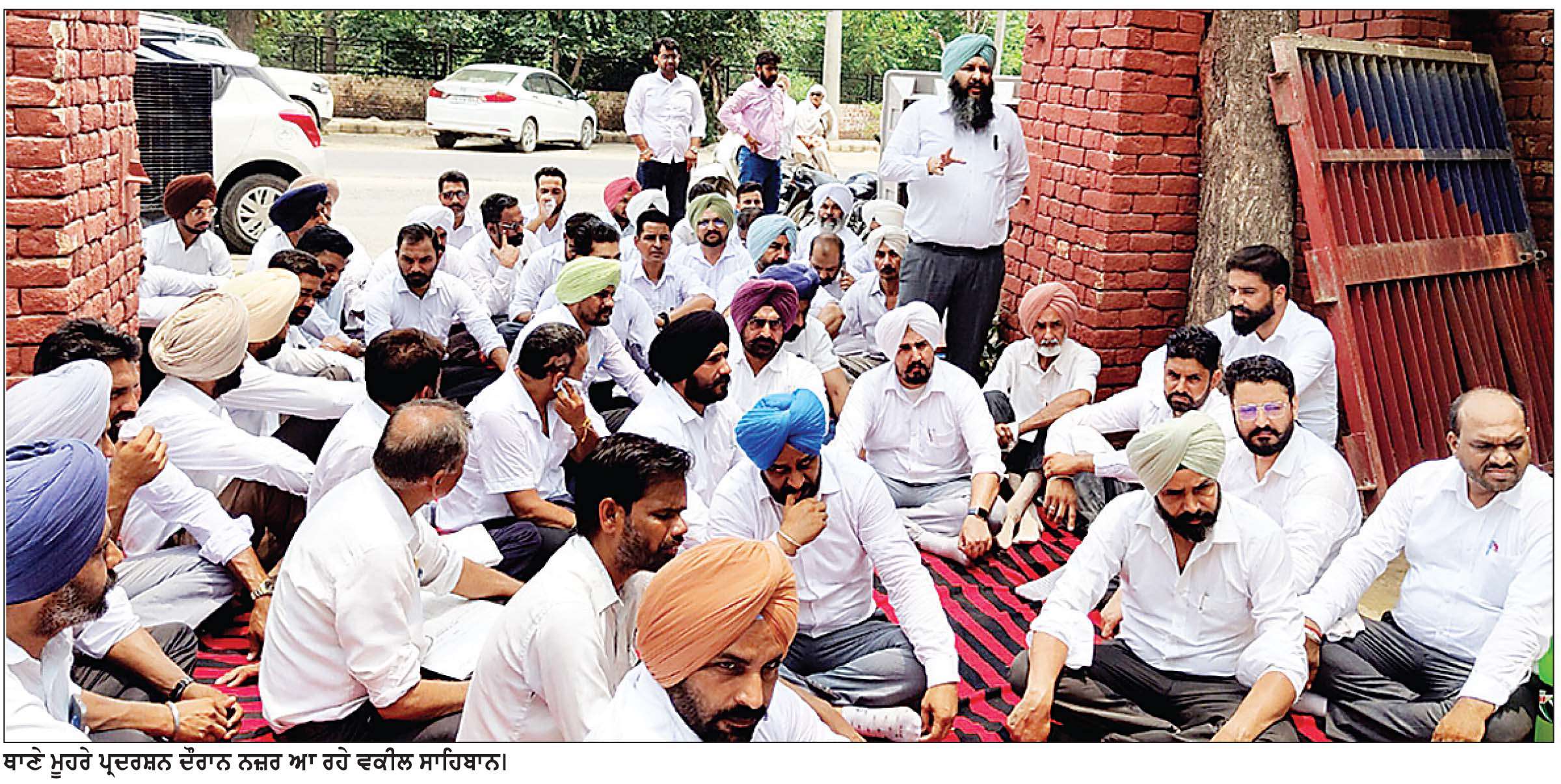  ਜ਼ਮੀਨੀ ਵਿਵਾਦ ਦੌਰਾਨ ਵਕੀਲ ਦੇ ਪਰਿਵਾਰ ਦੀ ਕੁੱਟਮਾਰ ਸਬੰਧੀ ਕਾਰਵਾਈ ਨਾ ਹੋਣ ਦੇ ਰੋਸ ’ਚ ਵਕੀਲਾਂ ਘੇਰਿਆ ਥਾਣਾ
