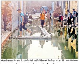 ਅਬੋਹਰ ਦੀ ਧਰਮ ਨਗਰੀ ’ਚ ਸੀਵਰੇਜ ਵਿਵਸਥਾ ਦਾ ਬੁਰਾ ਹਾਲ, ਸਕੂਲੀ ਬੱਚੇ ਗੰਦੇ ਪਾਣੀ ’ਚੋਂ ਲੰਘਣ ਲਈ ਮਜਬੂਰ
