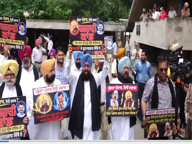 ਬਰਗਾੜੀ ਬੇਅਦਬੀ ਨੂੰ ਲੈ ਕੇ ਕਾਂਗਰਸ ਦੇ ਵਿਧਾਇਕਾਂ ਵਲੋਂ ਵਿਧਾਨ ਸਭਾ ਦੇ ਬਾਹਰ ਪ੍ਰਦਰਸ਼ਨ