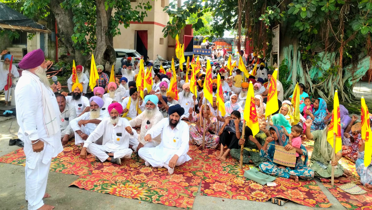 ਕਿਰਤੀ ਕਿਸਾਨ ਯੂਨੀਅਨ ਵਲੋਂ ਥਾਣਾ ਅਜਨਾਲਾ ਮੂਹਰੇ ਝੂਠਾ ਪਰਚਾ ਦਰਜ ਕਰਨ ਵਿਰੁੱਧ ਲਗਾਇਆ ਧਰਨਾ
