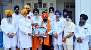 ਉੱਤਰ ਪ੍ਰਦੇਸ਼ ਘੱਟ ਗਿਣਤੀ ਕਮਿਸ਼ਨ ਦੇ ਮੈਂਬਰ ਪਰਮਿੰਦਰ ਸਿੰਘ ਸੱਚਖੰਡ ਸ੍ਰੀ ਹਰਿਮੰਦਰ ਸਾਹਿਬ ਵਿਖੇ ਹੋਏ ਨਤਮਸਤਕ