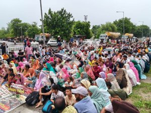 ਲਹਿਰਾ ਥਰਮਲ ਪਲਾਂਟ ਦੇ ਆਊਟ ਸੋਰਸ ਠੇਕਾ ਮੁਲਾਜ਼ਮਾਂ ਵਲੋਂ ਵਰ੍ਹਦੇ ਮੀਂਹ ਵਿਚ ਨੈਸ਼ਨਲ ਹਾਈਵੇ ਜਾਮ