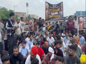 ਨੌਜਵਾਨ ਦੇ ਕਤਲ ਤੋਂ ਬਾਅਦ ਪਰਿਵਾਰ ਤੇ ਨਿਹੰਗ ਜਥੇਬੰਦੀਆਂ ਵਲੋਂ ਹਾਈਵੇ ਜਾਮ, ਦੋਸ਼ੀਆਂ ਨੂੰ ਗ੍ਰਿਫ਼ਤਾਰ ਕਰਨ ਦੀ ਮੰਗ