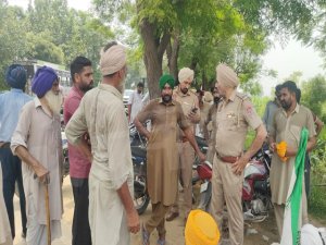 ਬਾਬਾ ਫ਼ਰੀਦ ਗਰੁੱਪ ਆਫ਼ ਇੰਸਟੀਚਿਊਸ਼ਨਜ਼ ਦੇ ਗੇਟ ਅੱਗੇ ਕਿਸਾਨਾਂ ਨੇ ਲਗਾਇਆ ਧਰਨਾ