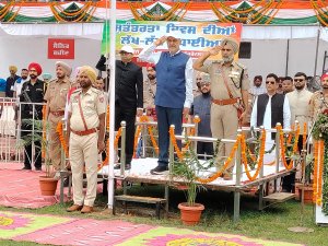 ਪੰਜਾਬ ਦੇ ਸਿਹਤ ਮੰਤਰੀ ਡਾਕਟਰ ਬਲਬੀਰ ਸਿੰਘ ਨੇ ਮਲੇਰਕੋਟਲਾ ਵਿਖੇ ਕੌਮੀ ਝੰਡਾ ਲਹਿਰਾਇਆ