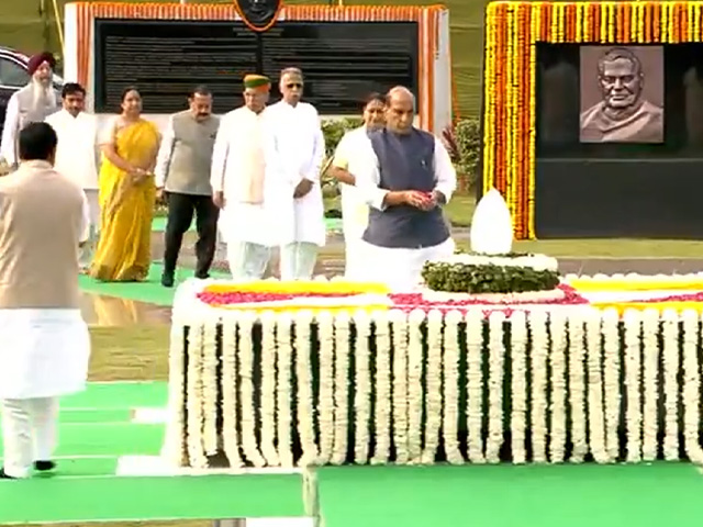 ਰੱਖਿਆ ਮੰਤਰੀ ਰਾਜਨਾਥ ਸਿੰਘ  ਅਤੇ ਹੋਰਨਾਂ ਵਲੋਂ ਵੀ  ਅਟਲ ਬਿਹਾਰੀ ਵਾਜਪਈ ਨੂੰ ਸ਼ਰਧਾ ਦੇ ਫੁੱਲ ਭੇਟ
