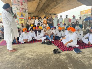ਦਿੜ੍ਹਬਾ ਵਿਖੇ ਸਿੱਖ ਸੰਗਤਾਂ ਨੇ ਬੈਠ ਕੇ ਕੀਤਾ ਸਤਿਨਾਮ ਵਾਹਿਗੁਰੂ ਦਾ ਜਾਪ