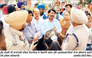 ਸ਼ਾਹਕੋਟ ਤੋਂ ਮੁੱਖ ਮੰਤਰੀ ਦੀ ਰਿਹਾਇਸ਼ ਘੇਰਨ ਆਏ ਪ੍ਰਦਰਸ਼ਨਕਾਰੀਆਂ ਨੂੰ ਪੁਲਿਸ ਨੇ ਰਾਹ ’ਚ ਰੋਕਿਆ, ਮੰਗ ਪੱਤਰ ਲੈ ਕੇ ਵਾਪਸ ਮੋੜਿਆ