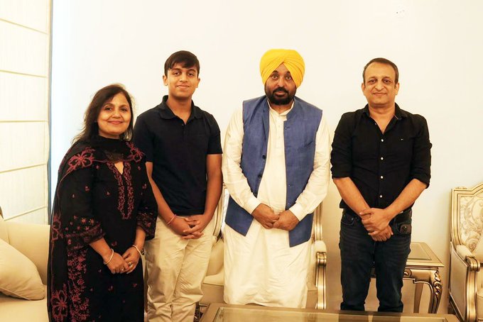 ਮੁੱਖ ਮੰਤਰੀ ਮਾਨ ਨੇ ਕੀਤੀ ਨੀਟ ’ਚ ਪਹਿਲਾ ਰੈਂਕ ਹਾਸਲ ਕਰਨ ਵਾਲੇ ਆਰੀਅਨ ਨਾਲ ਮੁਲਾਕਾਤ