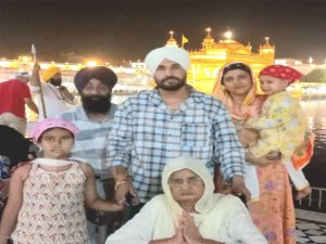 ਪਰਿਵਾਰ ਸਮੇਤ ਸੱਚਖ਼ੰਡ ਸ੍ਰੀ ਹਰਿਮੰਦਰ ਸਾਹਿਬ ਨਤਮਸਤਕ ਹੋਏ ਬਾਲੀਵੁੱਡ/ਪਾਲੀਵੁੱਡ ਅਦਾਕਾਰ ਅਤੇ ਗਾਇਕ ਜੱਸੀ ਗਿੱਲ