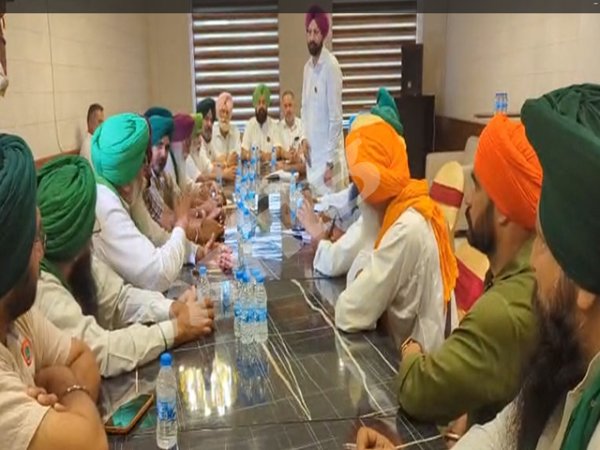 ਸੰਯੁਕਤ ਕਿਸਾਨ ਮੋਰਚੇ ਵਲੋਂ ਚੱਲ ਰਹੇ ਮੋਰਚੇ ਦੇ ਤੀਸਰੇ ਦਿਨ ਆਗੂਆਂ ਵਲੋਂ ਕੀਤੀ ਜਾ ਰਹੀ ਹੈ ਮੀਟਿੰਗ, ਲਏ ਜਾਣਗੇ  ਅਹਿਮ ਫ਼ੈਸਲੇ