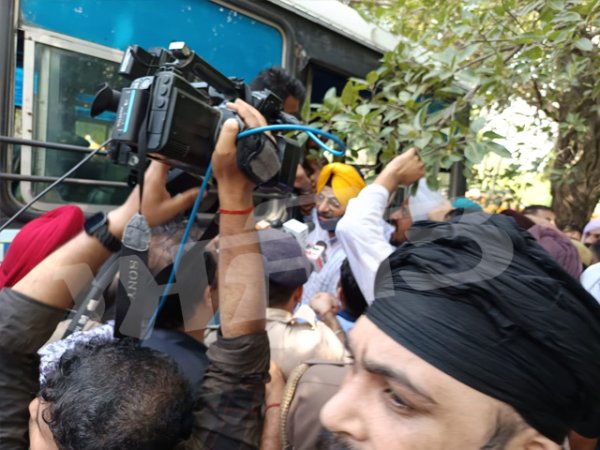 ਕਾਂਗਰਸ ਦੇ ਹੱਲਾ ਬੋਲ ਪ੍ਰਦਰਸ਼ਨ ਦੌਰਾਨ ਪੁਲਿਸ ਨੇ ਹਿਰਾਸਤ ’ਚ ਲਏ ਕਈ ਆਗੂ