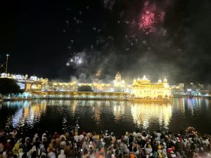 ਪਹਿਲੇ ਪ੍ਰਕਾਸ਼ ਪੁਰਬ ਮੌਕੇ ਆਤਿਸ਼ਬਾਜੀ ਤੇ ਦੀਪਮਾਲਾ ਦੇਖਣ ਲਈ ਸੰਗਤਾਂ ਦਾ ਭਾਰੀ ਇਕੱਠ