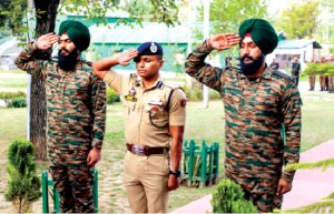 ‘ਆਪ੍ਰੇਸ਼ਨ ਗਡੂਲ’ ਦੀ ਚੌਥੀ ਵਰ੍ਹੇਗੰਢ ’ਤੇ ਕਰਨਲ ਮਨਪ੍ਰੀਤ ਸਿੰਘ ਤੇ ਤਿੰਨ ਹੋਰ ਸ਼ਹੀਦਾਂ ਨੂੰ ਸ਼ਰਧਾਂਜਲੀ ਭੇਟ