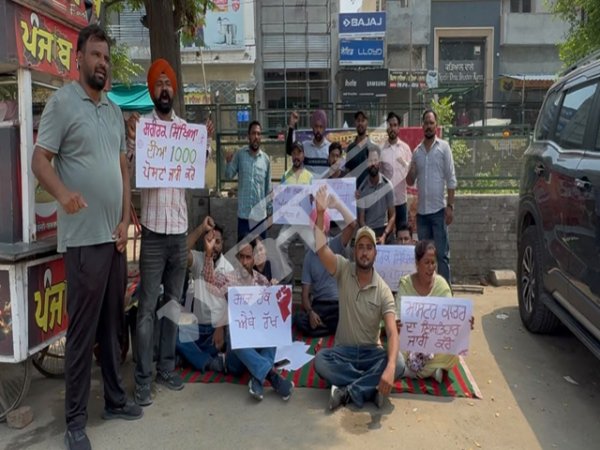 ਮਾਸਟਰ ਕਾਰਡ ਦਾ ਇ਼ਤਿਹਾਰ ਜਾਰੀ ਕਰਵਾਉਣ ਲਈ ਪੱਕਾ ਧਰਨਾ ਸ਼ੁਰੂ