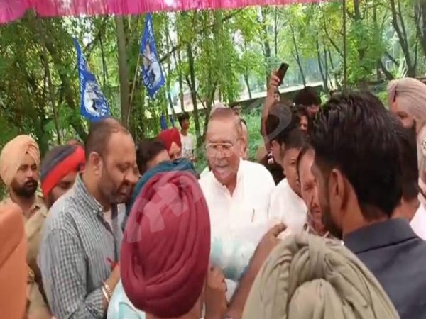 ਡਾ: ਅੰਬੇਡਕਰ ਦੇ ਬੁੱਤ ਦੀ ਭੰਨ੍ਹ-ਤੋੜ ਵਾਲੇ ਮਾਮਲੇ 'ਚ ਧਰਨੇ ਦੌਰਾਨ ਬਸਪਾ ਤੇ ਭਾਜਪਾ ਆਗੂ ਹੋਏ ਹੱਥੋਪਾਈ