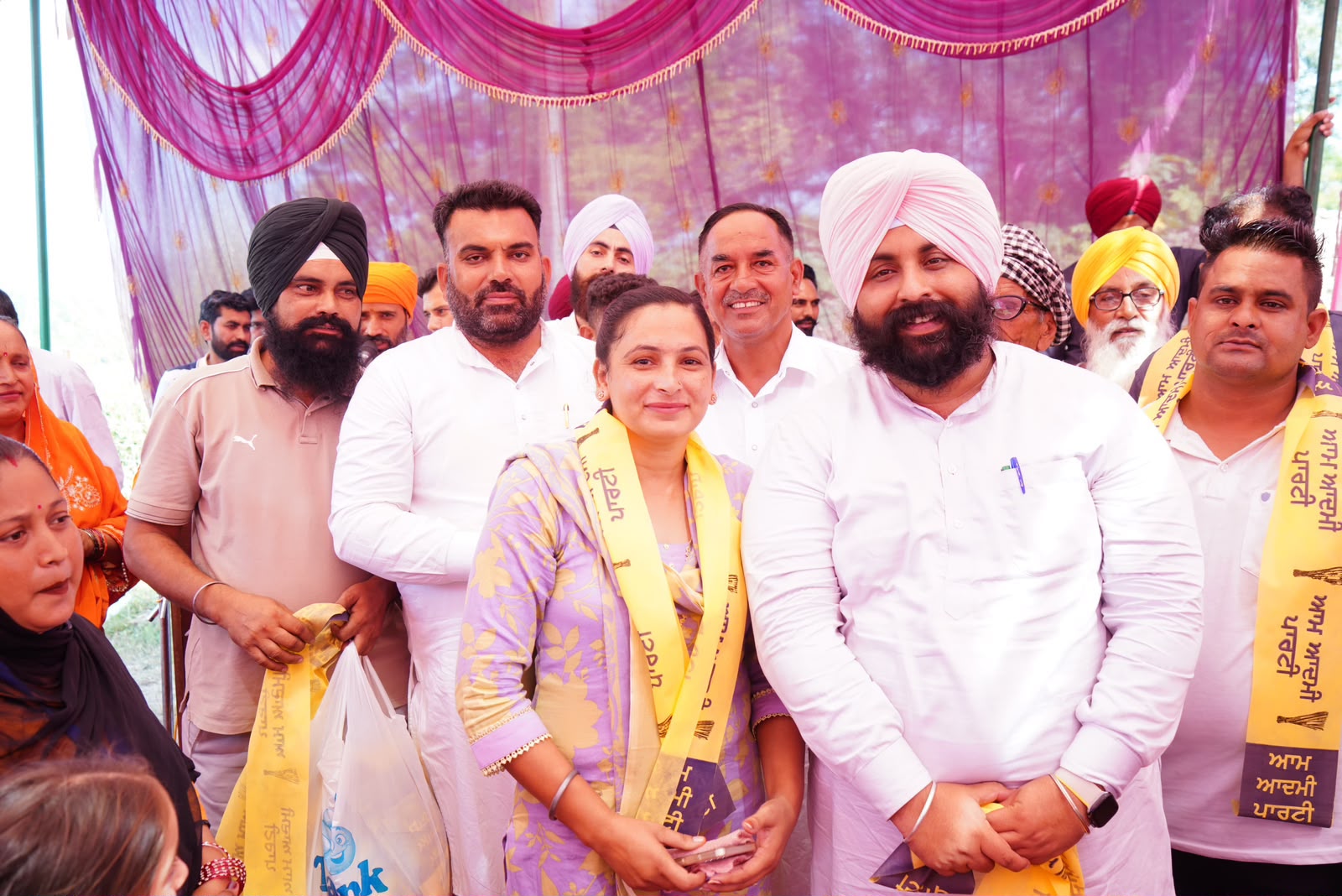 ਹਲਕਾ ਸ੍ਰੀ ਅਨੰਦਪੁਰ ਸਾਹਿਬ ਦੇ ਕਾਂਗਰਸੀ ਸਰਪੰਚ ਸਮੇਤ ਦਰਜਨਾਂ ਪਰਿਵਾਰ ਆਮ ਆਦਮੀ ਪਾਰਟੀ ਵਿਚ ਸ਼ਾਮਿਲ