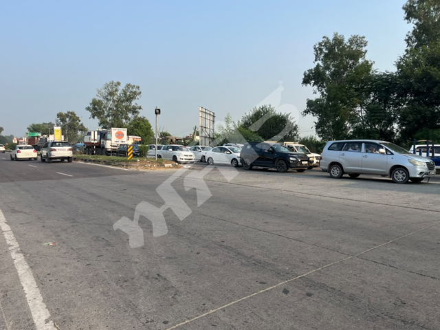 ਟੋਲ ਕਰਮਚਾਰੀ ਨਾਲ ਤਕਰਾਰ ਤੋਂ ਬਾਅਦ ਸਰਕਾਰੀ ਬੱਸ ਚਾਲਕਾਂ ਵਲੋਂ ਬੱਸਾਂ ਟੇਢੀਆਂ ਕਰਕੇ ਟ੍ਰੈਫ਼ਿਕ ਜਾਮ