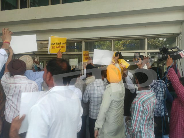 ਪੰਜਾਬ ਪੁਲਿਸ ਦਾ ਘੇਰਾ ਤੋੜ ਗਮਾਡਾ ਦਫ਼ਤਰ ਅੰਦਰ ਦਾਖ਼ਲ ਹੋਏ ‘ਆਪ’ ਵਰਕਰ