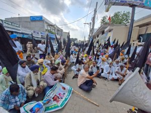ਪੇਂਡੂ ਚੌਂਕੀਦਾਰਾਂ ਵਲੋਂ ਅਮਨ ਅਰੋੜਾ ਦੀ ਕੋਠੀ ਅੱਗੇ ਸੂਬਾ ਪੱਧਰੀ ਧਰਨਾ