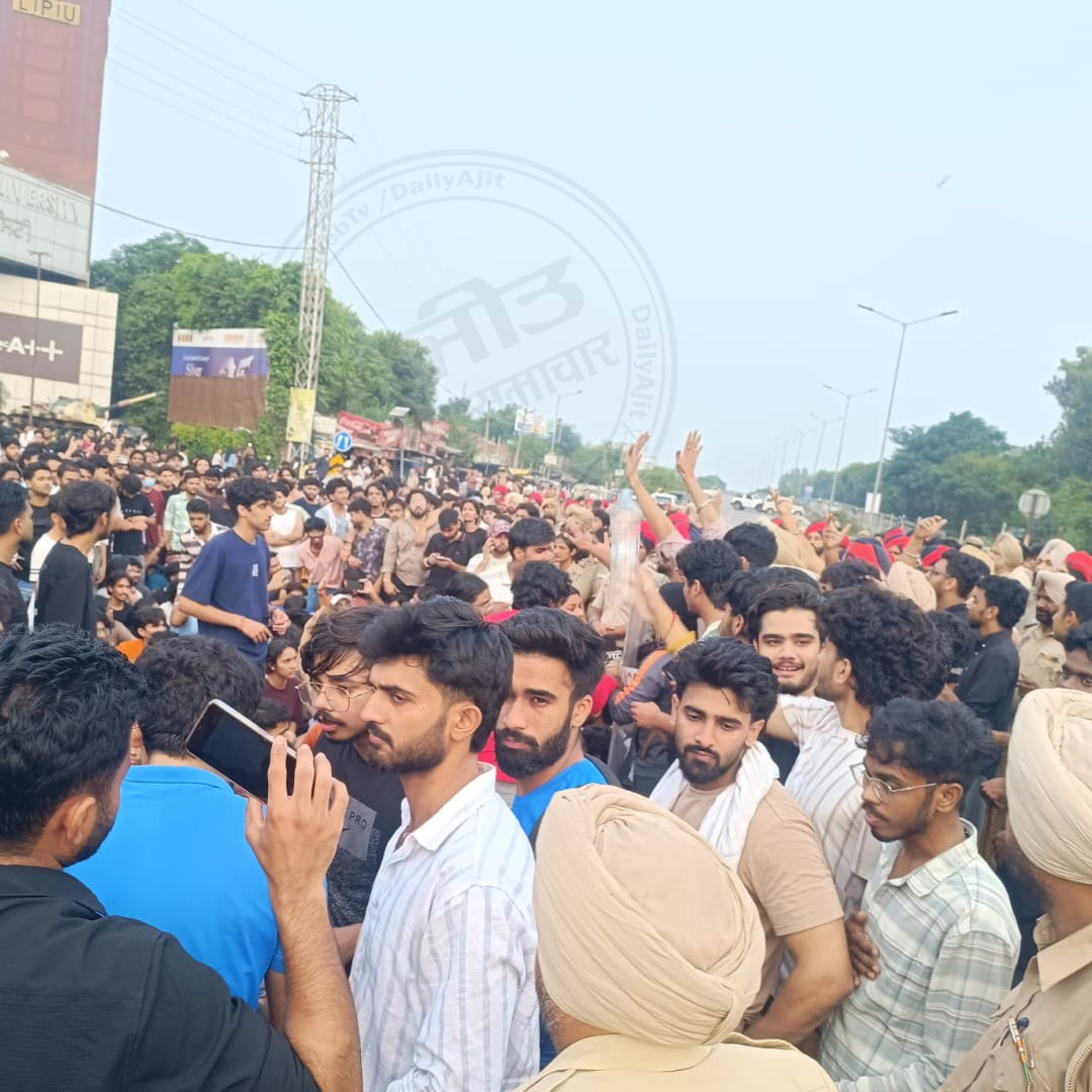 ਨਿੱਜੀ ਯੂਨੀਵਰਸਿਟੀ ਦੇ ਵਿਦਿਆਰਥੀਆਂ  ਵਲੋਂ ਨੈਸ਼ਨਲ ਹਾਈਵੇ ਜਾਮ