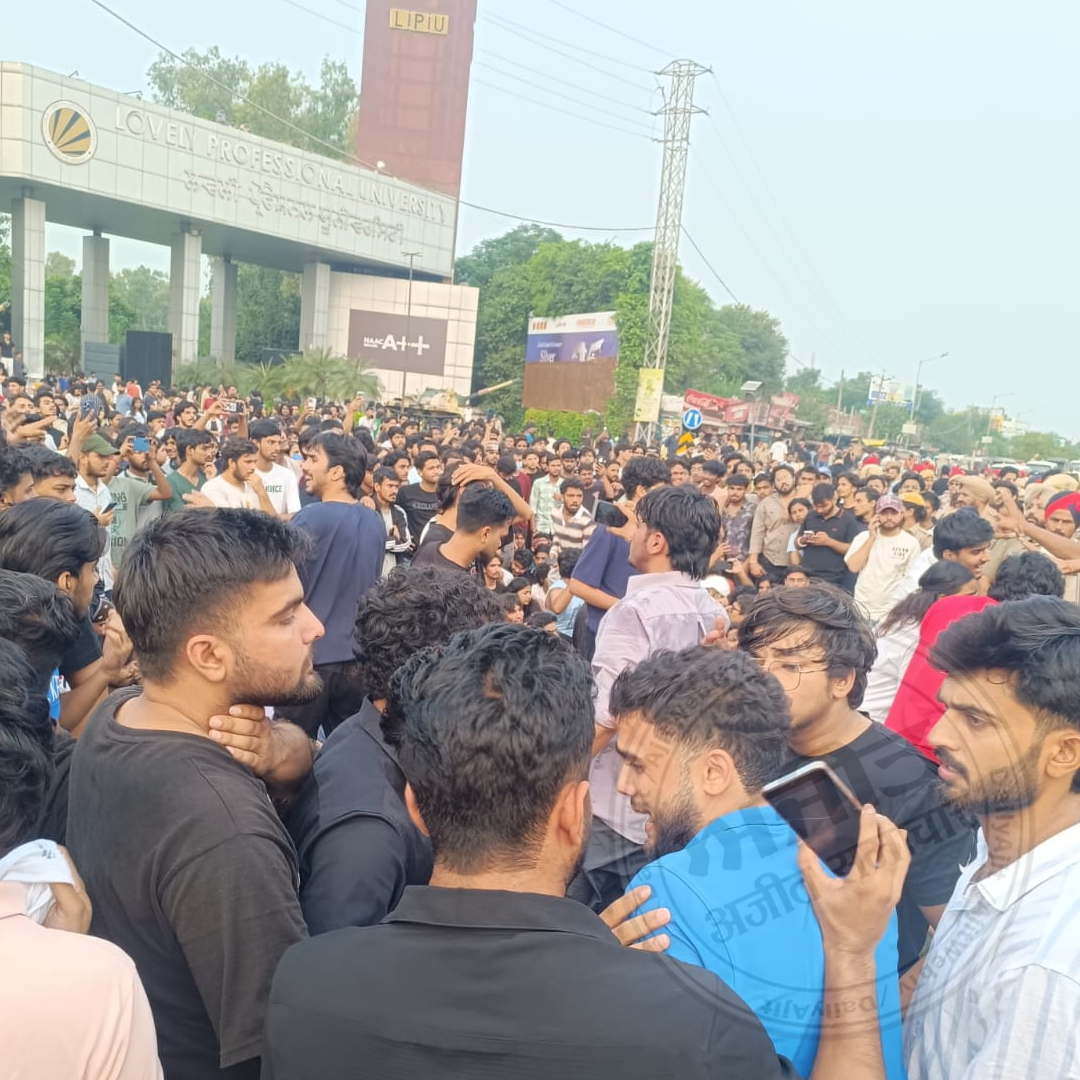 ਨਿੱਜੀ ਯੂਨੀਵਰਸਿਟੀ ਦੇ ਵਿਦਿਆਰਥੀਆਂ  ਵਲੋਂ ਨੈਸ਼ਨਲ ਹਾਈਵੇ ਜਾਮ