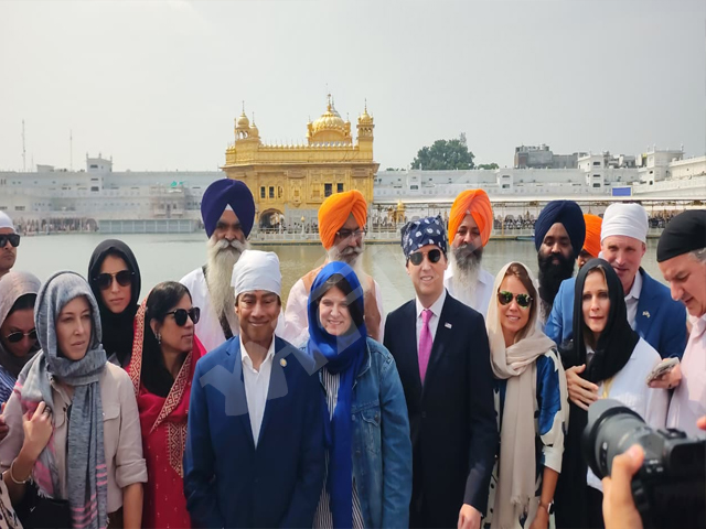ਵਫ਼ਦ ਸਮੇਤ ਸ੍ਰੀ ਹਰਿਮੰਦਰ ਸਾਹਿਬ ਵਿਖੇ ਨਤਮਸਤਕ ਹੋਣ ਪੁੱਜੇ ਭਾਰਤ ਚ ਅਮਰੀਕੀ ਸਫੀਰ ਸਰਜੀਓ ਗੋਰ