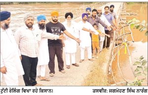 ਭੋਜੇਮਾਜਰਾ ਦੇ ਪੁਲ ਦੀ ਟੁੱਟੀ ਹੋਈ ਰੇਲਿੰਗ ਅਤੇ ਮੁੱਖ ਮਾਰਗ ਤੋਂ ਨੀਵਾਂ ਹੋਣ ਕਾਰਨ ਕਦੇ ਵੀ ਵਾਪਰ ਸਕਦੈ ਹਾਦਸਾ