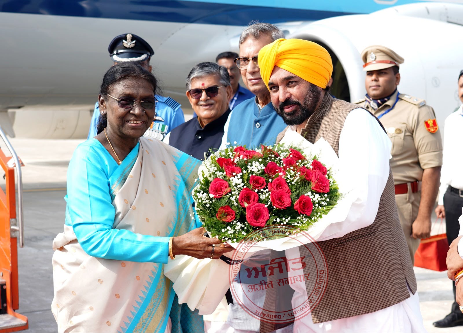 ਰਾਸ਼ਟਰਪਤੀ ਦਰੋਪਦੀ ਮੁਰਮੂ ਪਹੁੰਚੇ ਚੰਡੀਗੜ੍ਹ, ਮੁੱਖ ਮੰਤਰੀ ਮਾਨ ਨੇ ਕੀਤਾ ਸਵਾਗਤ