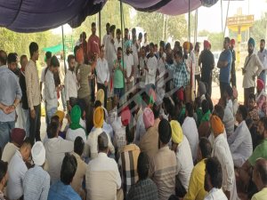 ਫੂਡ ਇੰਸਪੈਕਟਰ ਨੂੰ ਵਾਪਸ ਲਿਆਉਣਸਮਾਜ ਸੇਵੀ ਤੇ ਹੋਰਨਾ ਜਥੇਬੰਦੀਆਂ ਦੇ ਆਗੂਆਂ ਨੇ ਲਗਾਇਆ ਧਰਨਾ