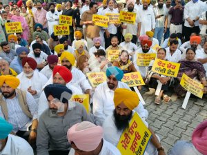 'ਆਪ' ਪੰਜਾਬ ਵਲੋਂ ਵੋਟ ਚੋਰੀ ਦੇ ਸਿਲਸਿਲੇ ਚ ਚੋਣ ਕਮਿਸ਼ਨ ਦਫਤਰ ਨੇੜੇ ਧਰਨਾ