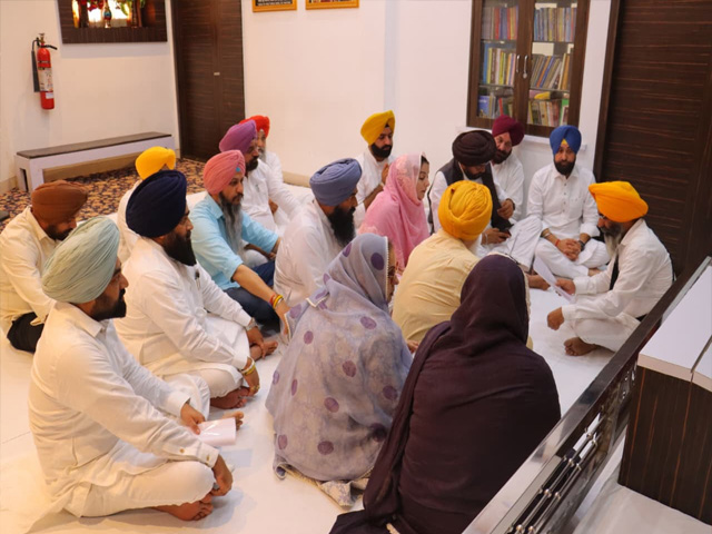 ਮਾਮਲਾ ਗੁਰਦੁਆਰਾ ਬੰਗਲਾ ਸਾਹਿਬ ’ਚ ਪੁਲਿਸ ਦੇ ਦਾਖ਼ਲੇ ਦਾ, ‘ਆਪ’ ਵਿਧਾਇਕਾਂ ਨੇ ਸ੍ਰੀ ਅਕਾਲ ਤਖ਼ਤ ਸਾਹਿਬ ਵਿਖੇ ਸੌਂਪਿਆ ਮੰਗ ਪੱਤਰ
