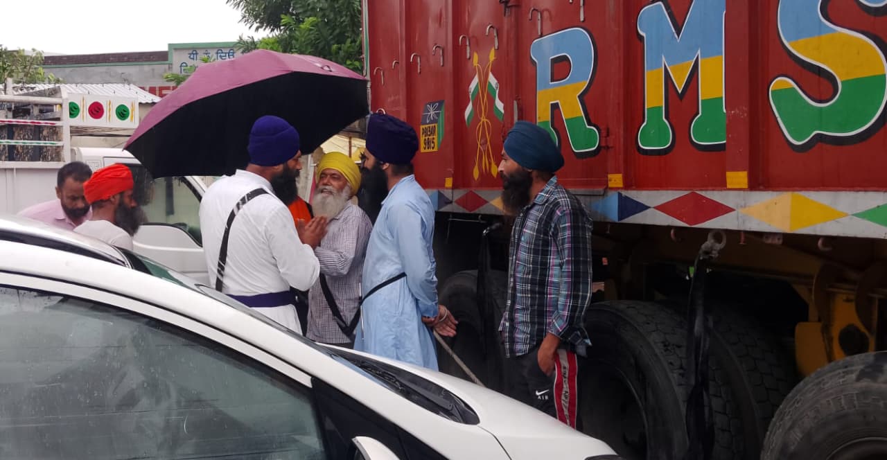 ਵਡਾਲਾ ਗ੍ਰੰਥੀਆਂ ਵਿਖੇ ਵੱਖ-ਵੱਖ ਧਾਰਮਿਕ ਤੇ ਸਮਾਜਿਕ ਜਥੇਬੰਦੀਆਂ ਨੇ ਬਟਾਲਾ-ਕਾਦੀਆਂ ਰੋਡ ’ਤੇ ਪੱਕਾ ਨਾਕਾ ਲਾ ਕੇ ਆਵਾਜਾਈ ਕੀਤੀ ਠੱਪ