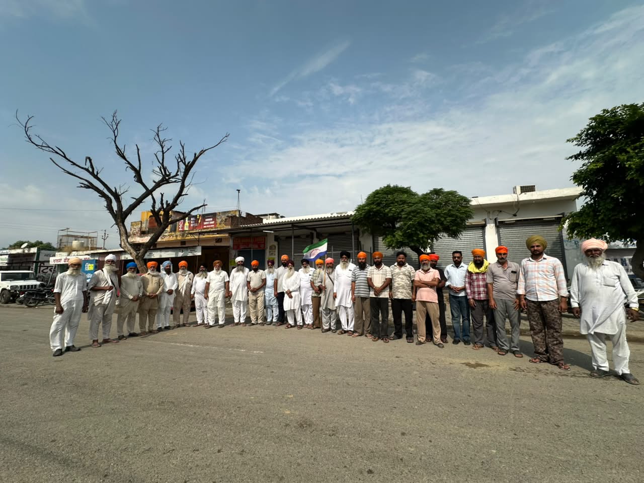 ਲੋਪੋਕੇ, ਚੋਗਾਵਾਂ ਤੇ ਕੱਕੜ ਸਮੇਤ ਸਰਹੱਦੀ ਪਿੰਡਾਂ ਦੇ 'ਬੰਦ' ਨੂੰ ਮਿਲਿਆ ਭਰਵਾਂ ਹੁੰਗਾਰਾ,  ਕਿਸਾਨਾਂ ਵੱਲੋਂ ਸ਼ਾਂਤਮਈ ਰੋਸ ਪ੍ਰਦਰਸ਼ਨ