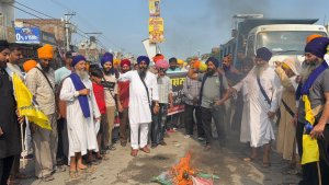 ਅਕਾਲੀ ਦਲ ਵਾਰਿਸ ਪੰਜਾਬ ਪਾਰਟੀ ਵੱਲੋਂ ਰਾਜਾਸਾਂਸੀ ਚ ਰੋਸ ਪ੍ਰਦਰਸ਼ਨ