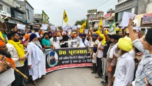 ਪਰਵਿੰਦਰ ਸਿੰਘ ਝੋਟਾ ਦੇ ਕਤਲ ਵਿਰੁੱਧ ਚੋਗਾਵਾਂ ਚੌਂਕ 'ਚ ਧਰਨਾ