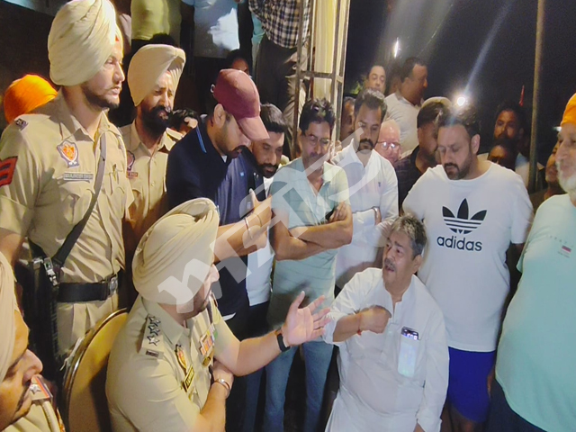 ਕਾਲਜ ਦੀ ਗਰਾਉਂਡ 'ਚ ਦੁਸਹਿਰਾ ਮਨਾਉਣ ਦੀਆਂ ਤਿਆਰੀਆਂ ਰੋਕਣ ਲਈ ਆਈ ਪੁਲਿਸ, ਹੋਇਆ ਭਾਰੀ ਵਿਰੋਧ