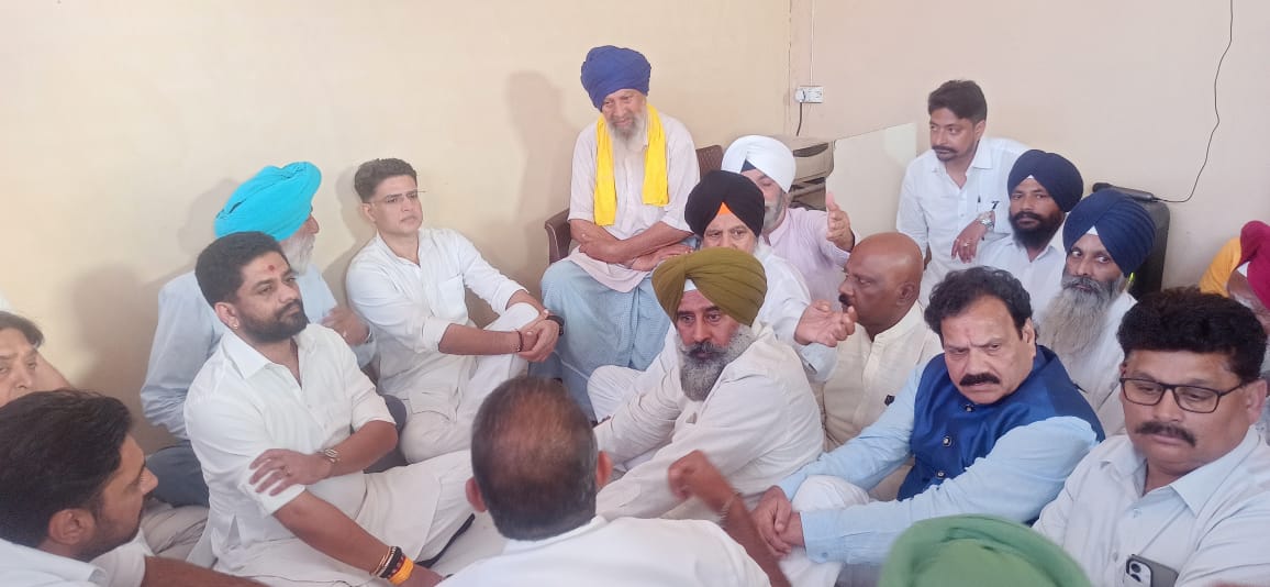 ਸਚਿਨ ਪਾਇਲਟ ਅਤੇ ਪਰਗਟ ਸਿੰਘ ਨੇ ਕਤਲ ਕੀਤੇ ਗਏ ਬਲਵਿੰਦਰ ਸਿੰਘ ਸਤਿਕਰਤਾਰ ਦੇ ਘਰ ਪਹੁੰਚ ਕੇ ਪਰਿਵਾਰ ਨਾਲ ਕੀਤੀ ਮੁਲਾਕਾਤ