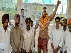 ਮਰਹੂਮ ਕਬੱਡੀ ਖਿਡਾਰੀ ਸੰਦੀਪ ਨੰਗਲ ਅੰਬੀਆਂ ਦੇ ਪਰਿਵਾਰ ਨਾਲ ਮੁਲਾਕਾਤ ਕਰਨ ਪਹੁੰਚੇ ਸਚਿਨ ਪਾਇਲਟ ਤੇ ਪਰਗਟ ਸਿੰਘ