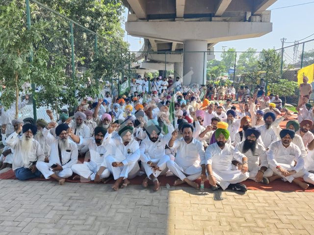 ਭਾਕਿਯੂ ਏਕਤਾ ਉਗਰਾਹਾਂ ਅਤੇ ਵੱਖ-ਵੱਖ ਸਿਆਸੀ ਪਾਰਟੀਆਂ ਵਲੋਂ ਬਰਨਾਲਾ 'ਚ ਧਰਨਾ